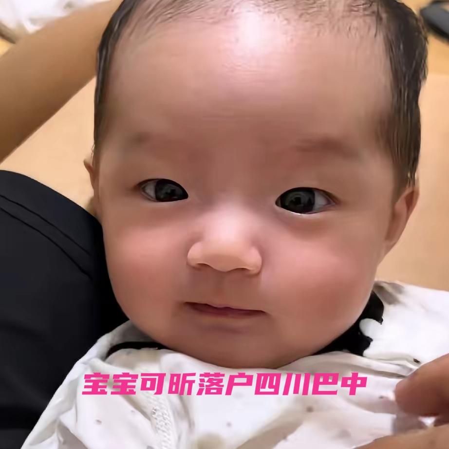 小可昕满月以后一天一个样。现在看着可昕和小松越来越像。想象中小松小时候就是这个样