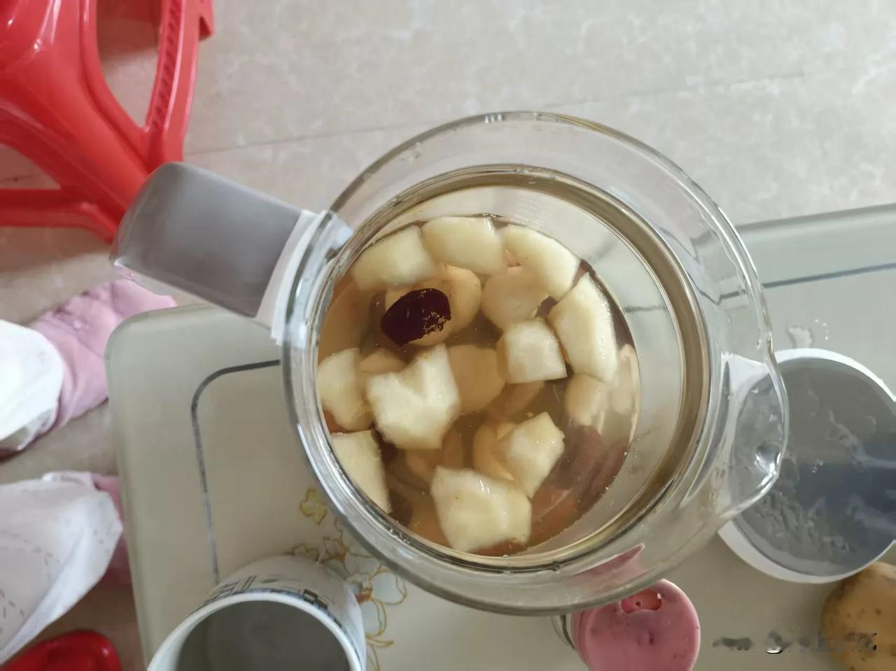 荔枝成熟的季节，怎么能错过这一杯荔枝苹果茶饮呢！
广东人就是会吃，不管什么东西，