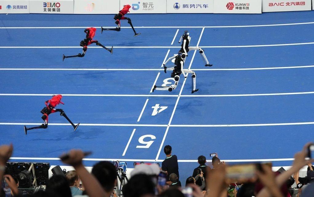 新华社北京8月26日电 第二届世界人形机器人运动会26日闭幕。五天赛程，百余款、