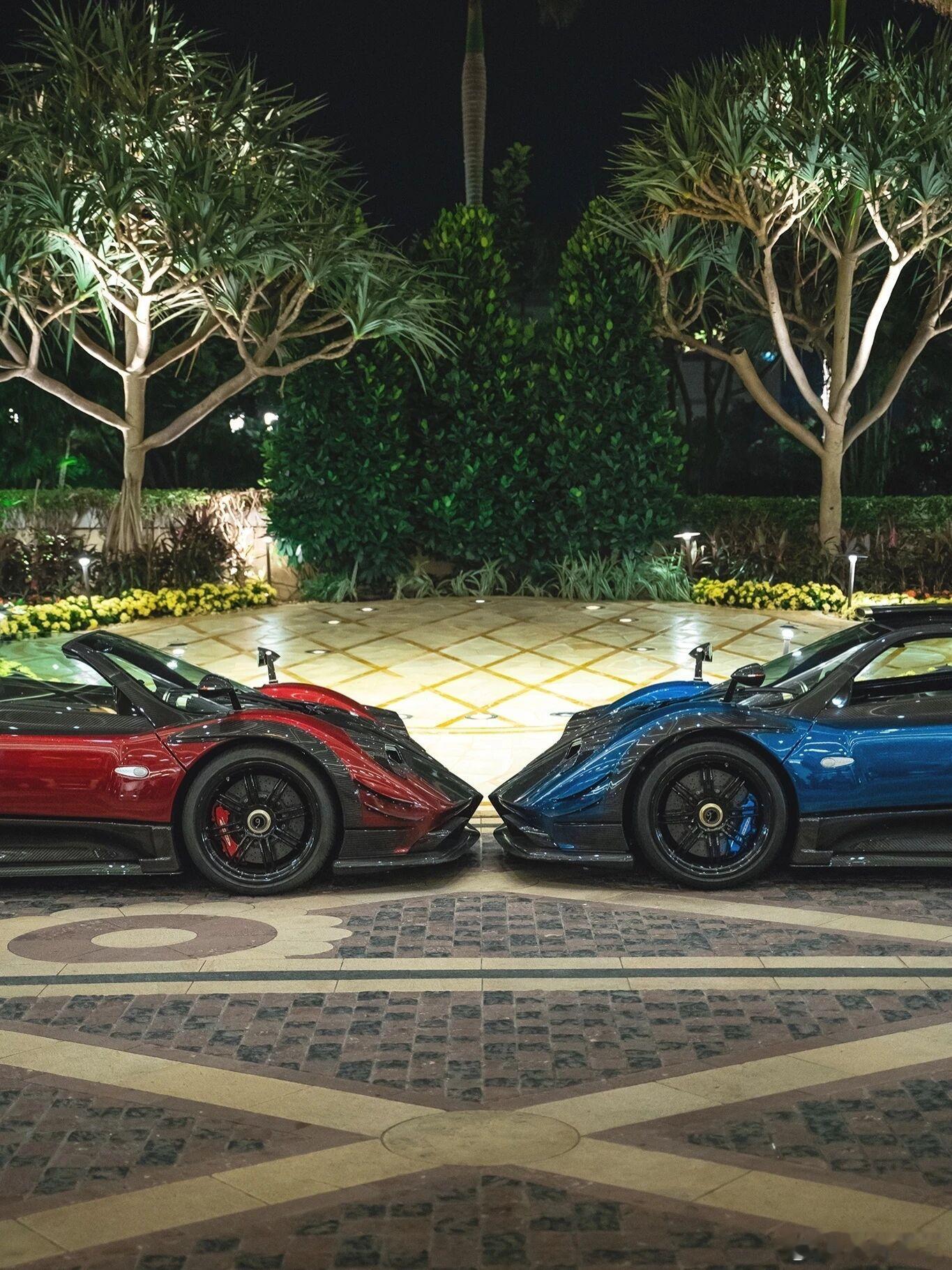 帕加尼 红与蓝，在赛道的尽头交融。这是风的速度，更是基因的觉醒。全球唯一，最后的