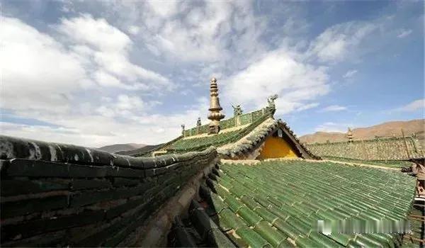 我举目望去
东边一轮红日
正跃出山脊
刹那间
这里披上了万缕金光

寺院金顶
在