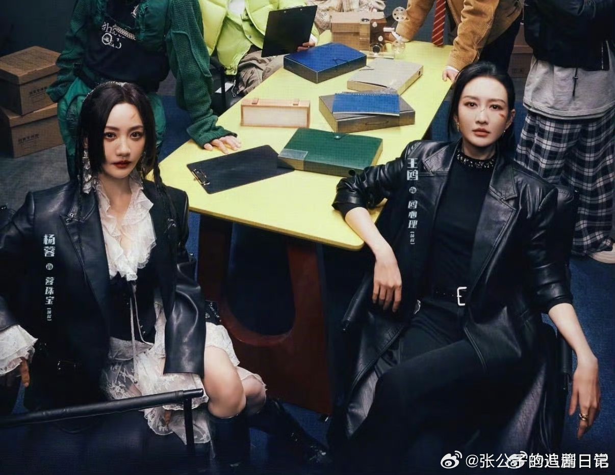 王鸥拉着杨蓉快跑大侦探手铐绑定，生死与共。王鸥护着杨蓉跑的样子也太苏了！宿命感爆