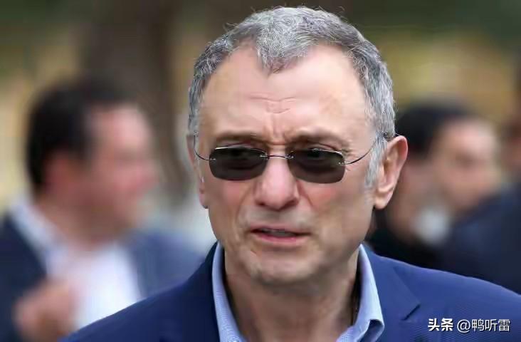 顶级富豪谢钦想说服普京发行战争债券，普京表示开个会再下决定，会上普京提议大家一起