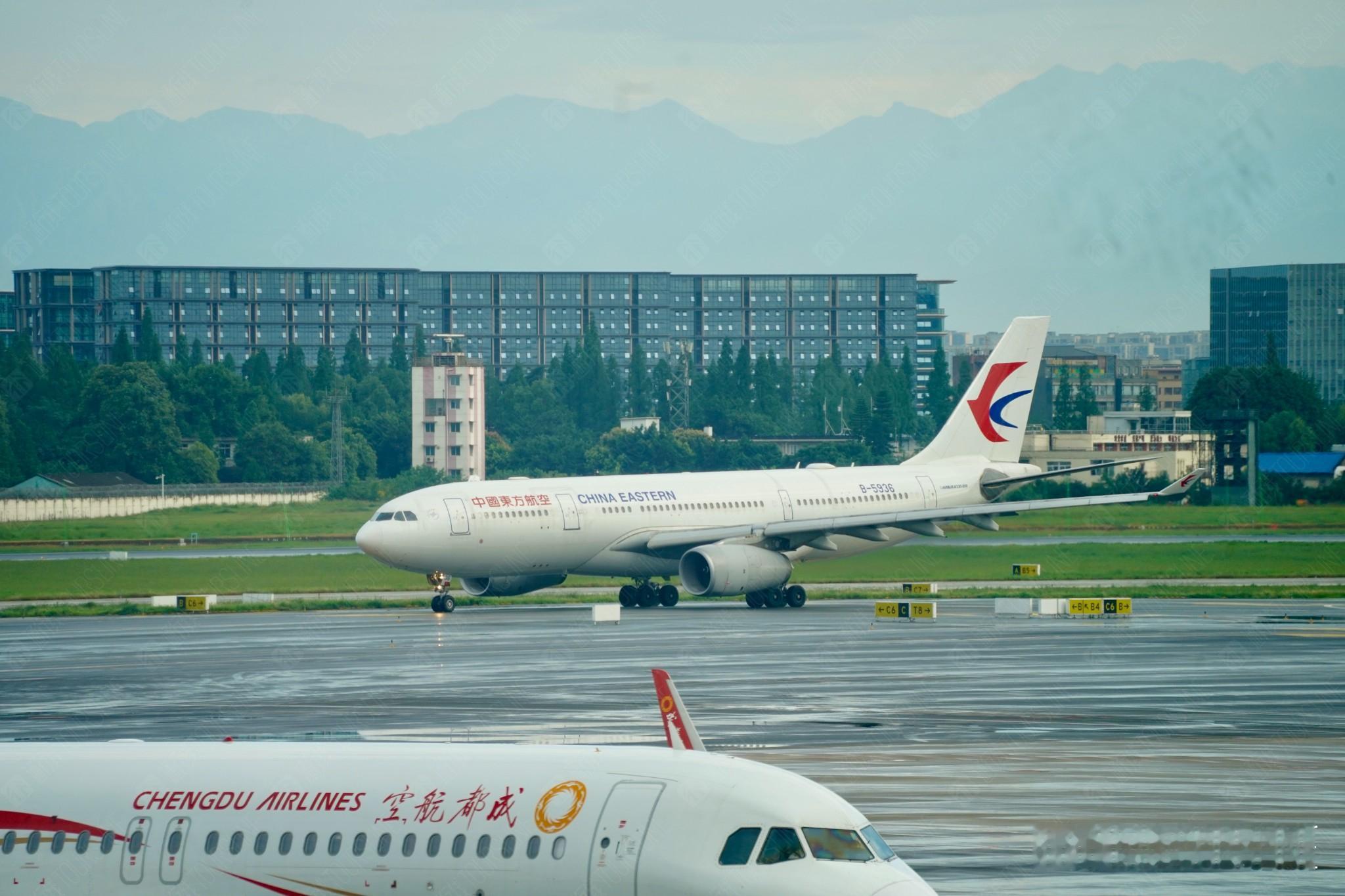 通行线·航空【燃油附加费再次下调】多家航空公司消息，自2026年8月5日零时出票
