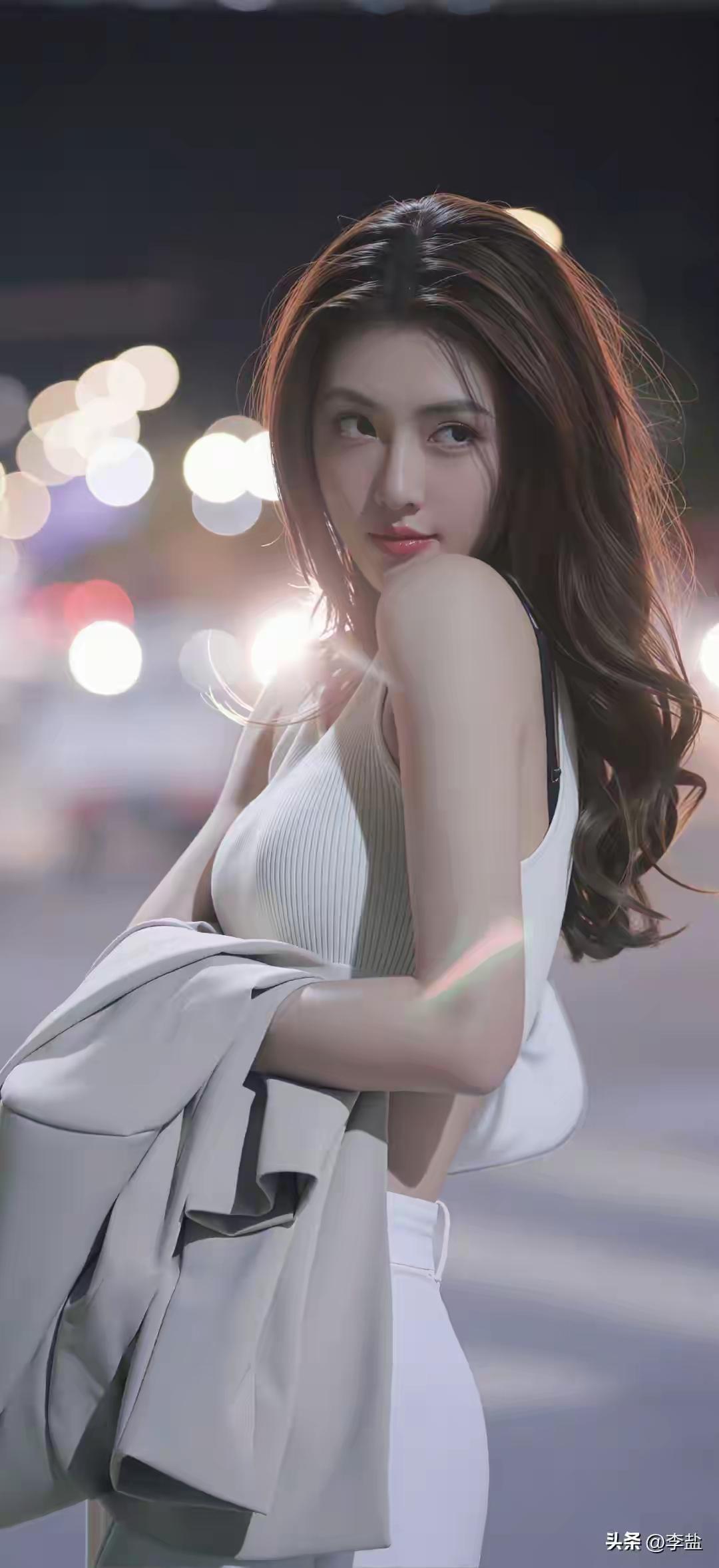 城市夜景再美，也不及你回眸那一刻的温柔。

夜色是天然的滤镜，把喧嚣藏进模糊的光
