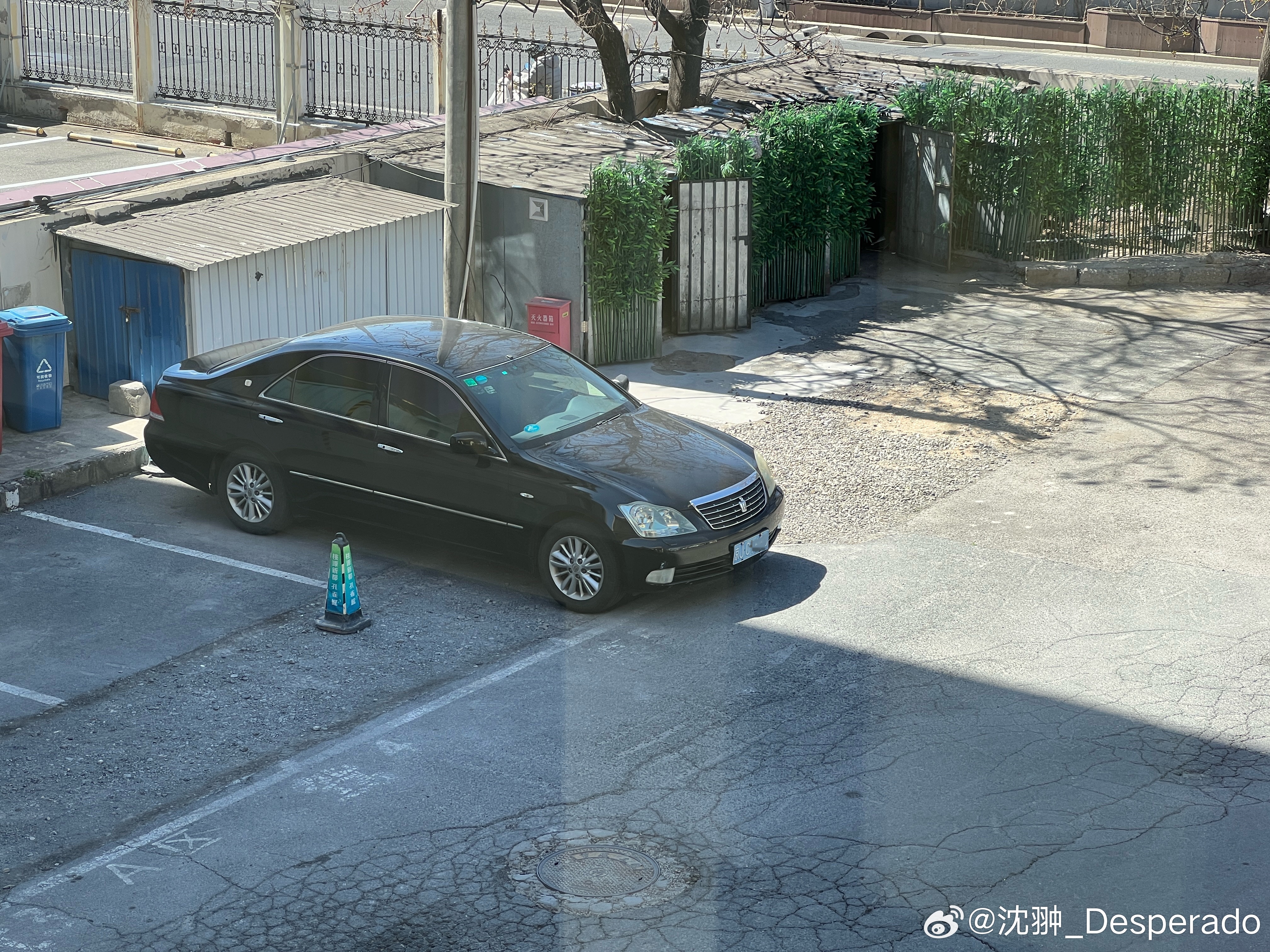 一台原牌儿老味丰田皇冠。车牌都褪色了，车依旧精神。还是老车有味道，而且我和别人还