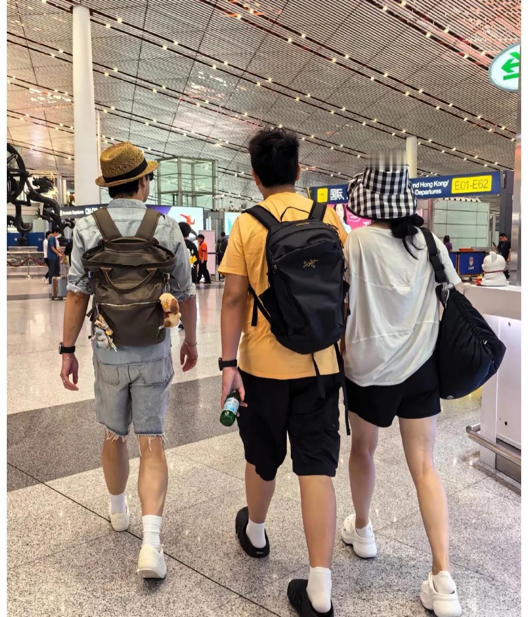 沙溢胡可带娃现身北京首都机场T3，小鱼儿又瘦又高，身高直逼爸爸。小时候医生说小鱼