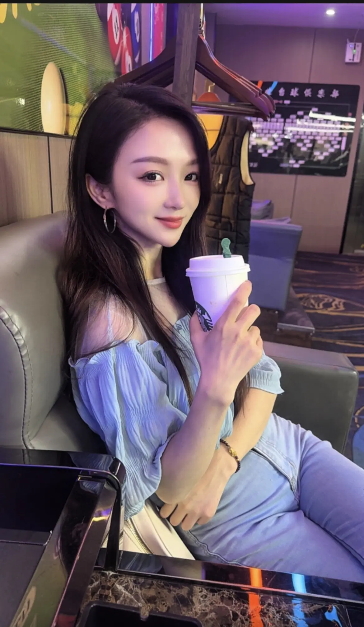 世界赠予我眼泪也同时赠予我刚毅， 世界赠予我快乐也同时赠予我谦逊， 世...
