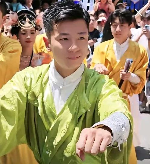 你到杭州宋城打卡了吗？杭州宋城李马内这波流量已经持续了几个月的时间了，李马內也由