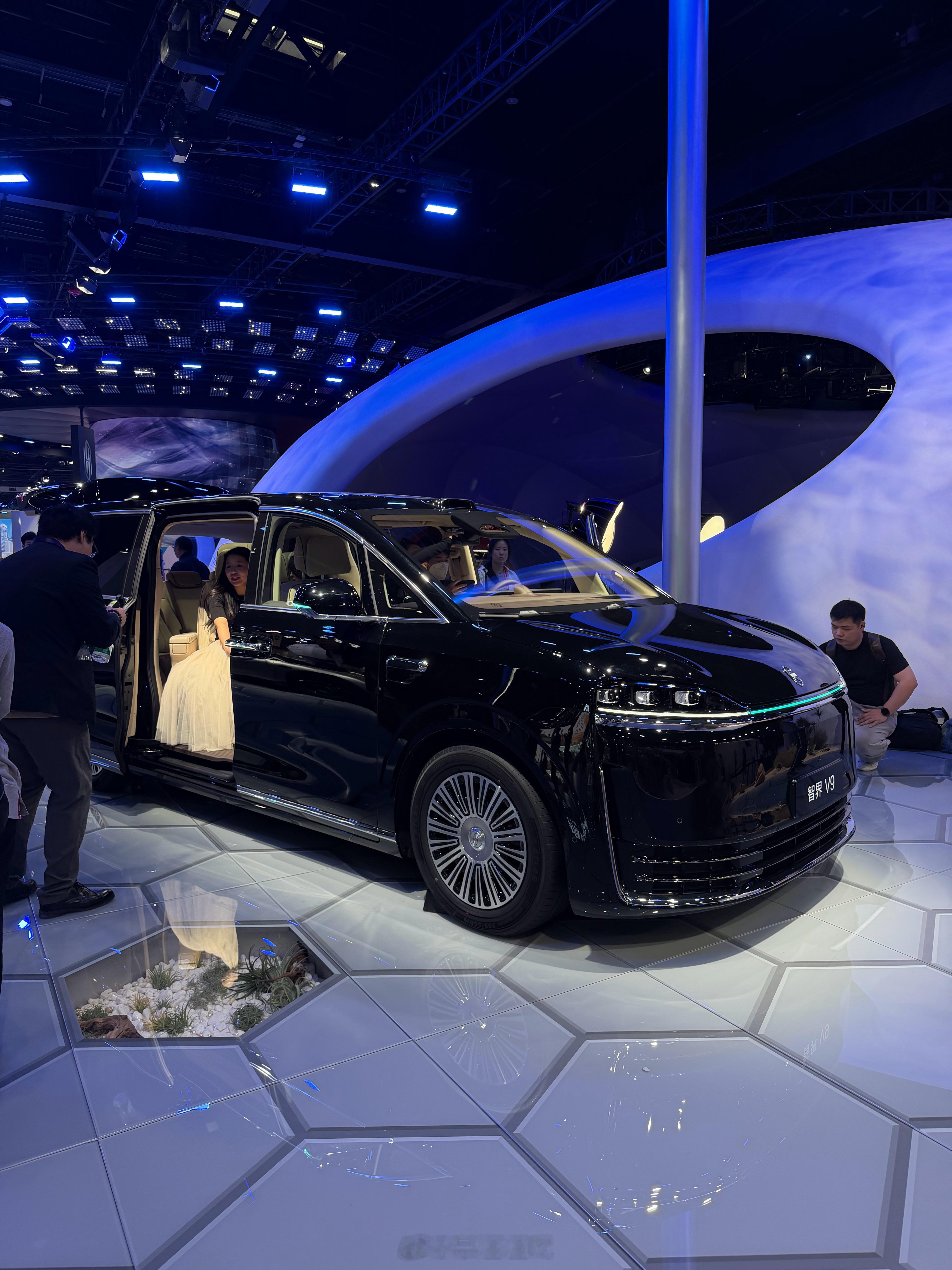 要说北京车展最漂亮的展台，我觉得就是鸿蒙智行了！别人感觉是那种千篇一律的科技感，