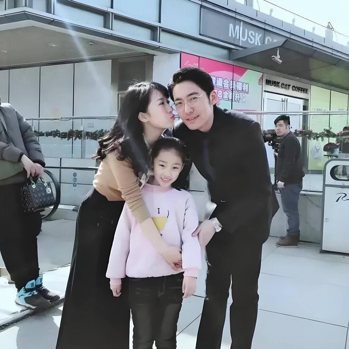 原来女演员李念的老公是林和平呀，他真的很帅，气质也特别好。只是李念现在不太出来拍