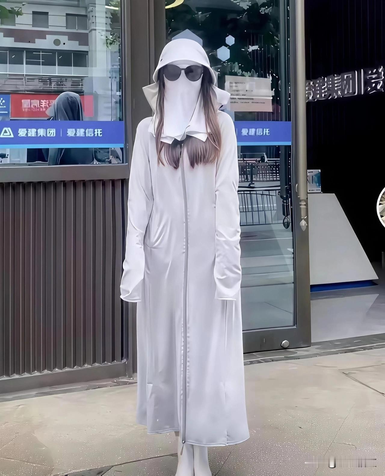 今天在路上看到一个女子，那防晒装备，我直接看懵了，差点以为是驴成精了！
说她爱美