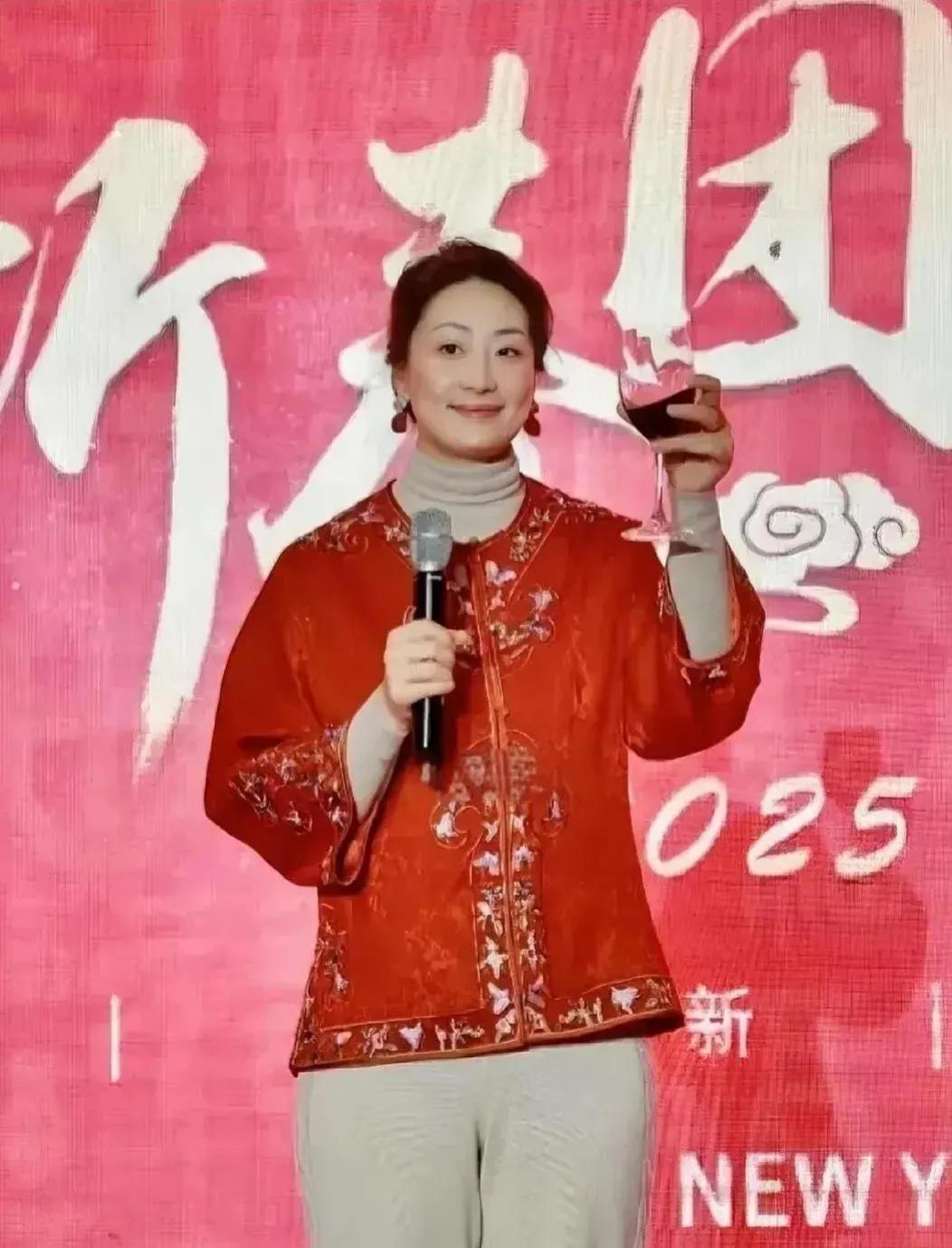 宗馥莉可以提前开香槟了
这一次娃哈哈家产大戏，
她已经赢了，
不是因为她长得漂亮