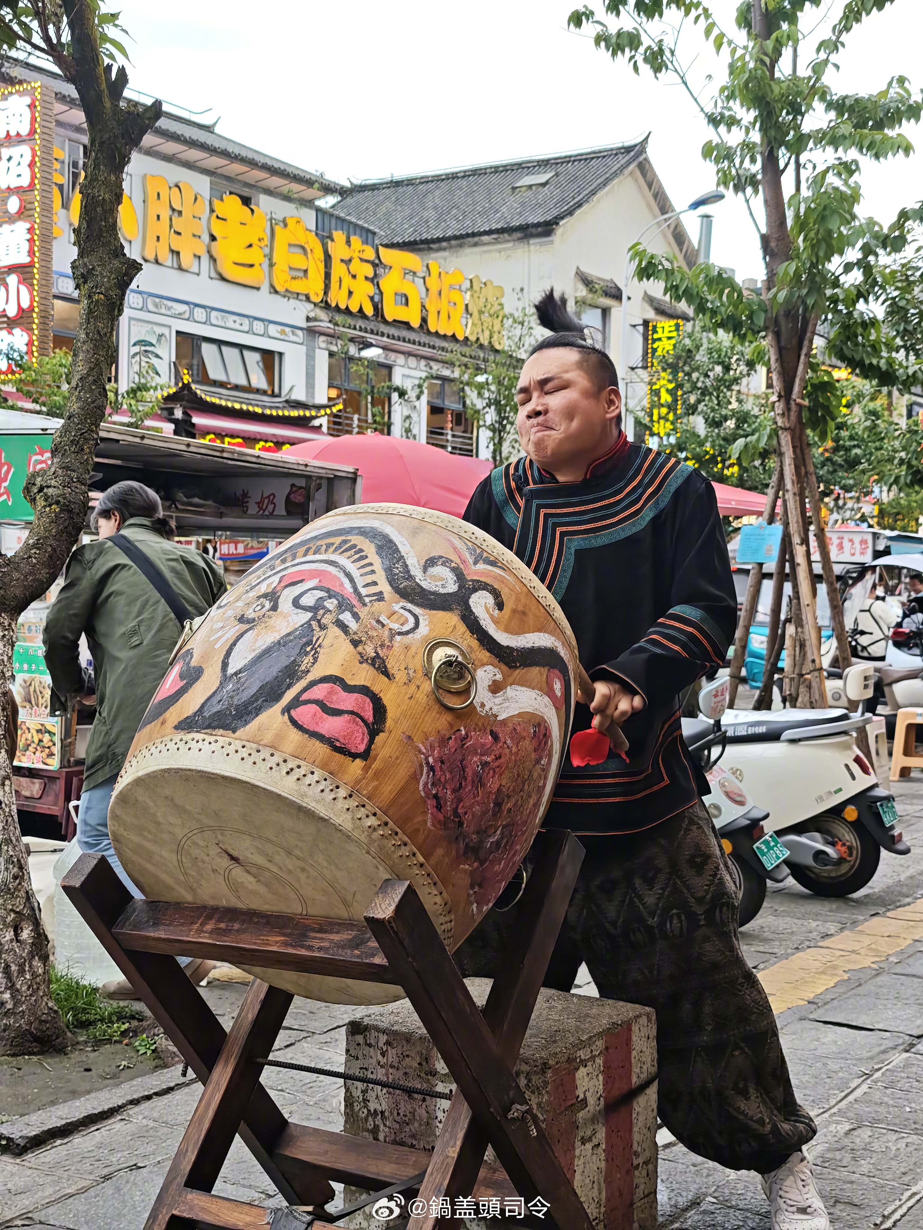 #打卡中国#打卡大理古城，青石板路串起老建筑，苍山洱海的风吹过每一道街巷。在这里