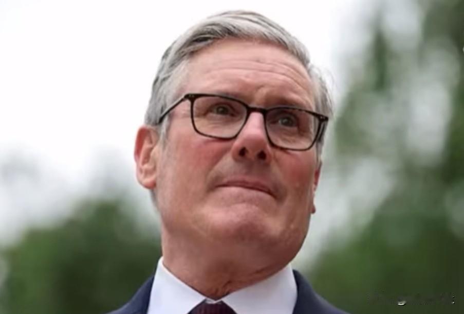 据路透社援引英国《观察家报》消息，英国首相斯塔默在与内阁部长、顾问、捐助者和工会