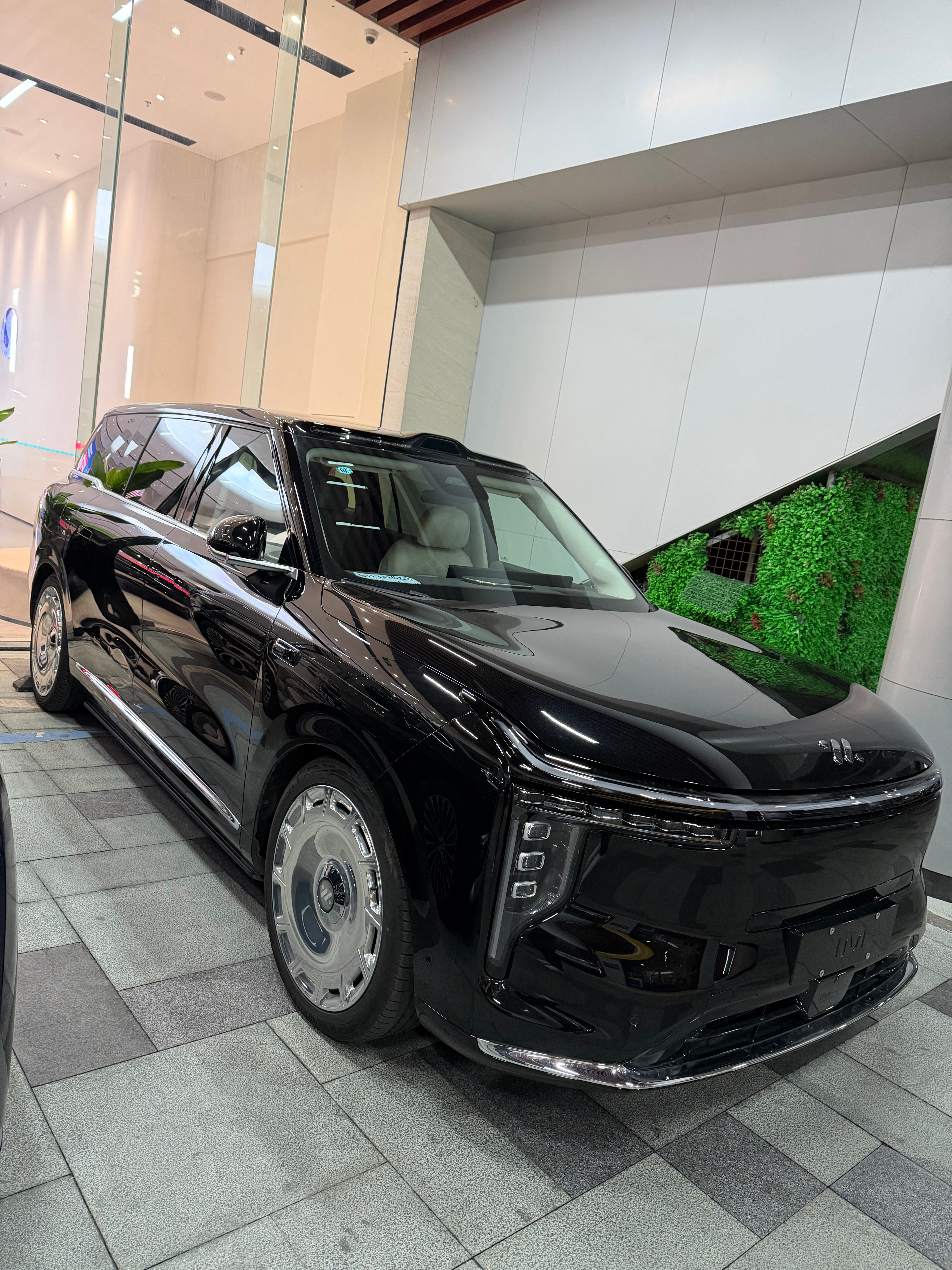 谁啊，这就提车了啊，智己LS9，该说不说，真的好看，我有小伙伴订了1台，提车时候