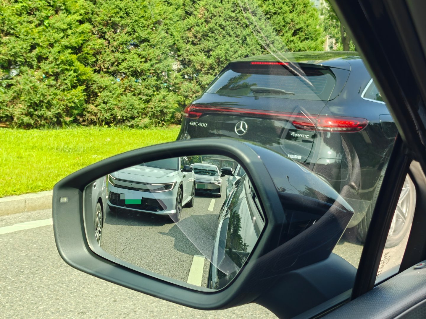 看我多厉害，一张图里能拍到4款滞销电动车