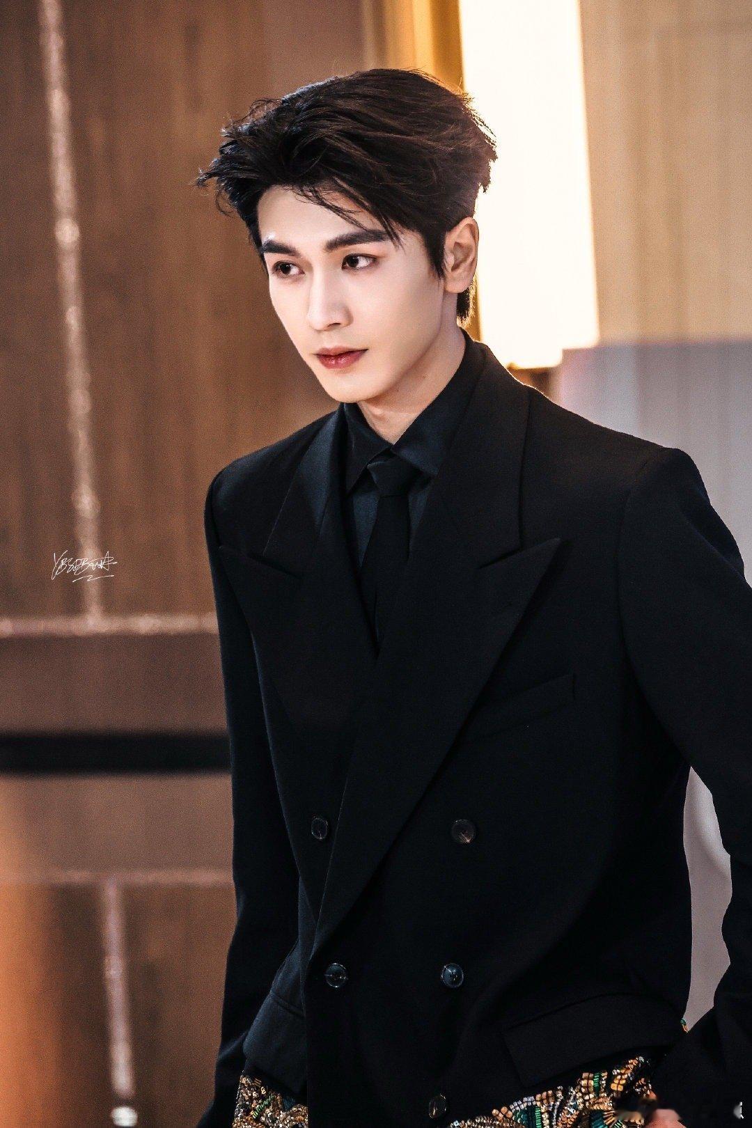 张凌赫顶美的统治力不必多言张凌赫帅得不知天地为何物帅到突破认知！张凌赫的颜值自带