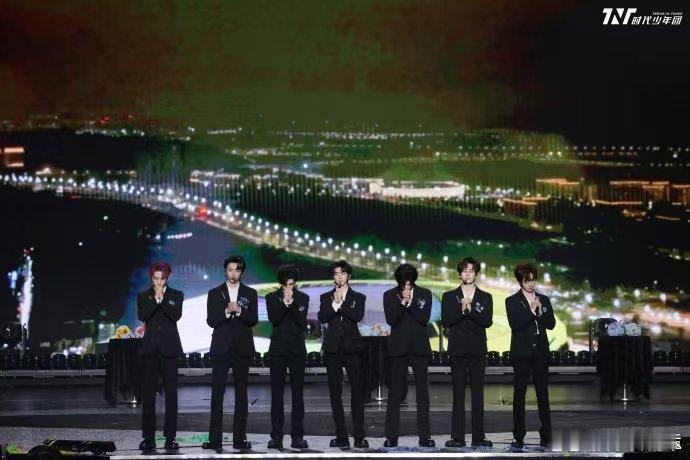 500万预约，湖南卫视跨年晚会热度高涨，众星云集，共迎2024新年！ 