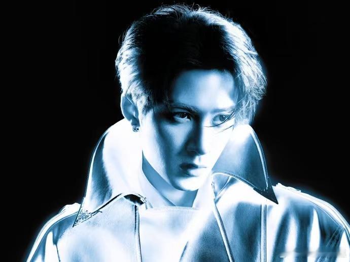 檀健次 老板庆功宴也得表演 庆功宴秒变营业现场！被cue宣传新歌时懵懵又乖乖的样