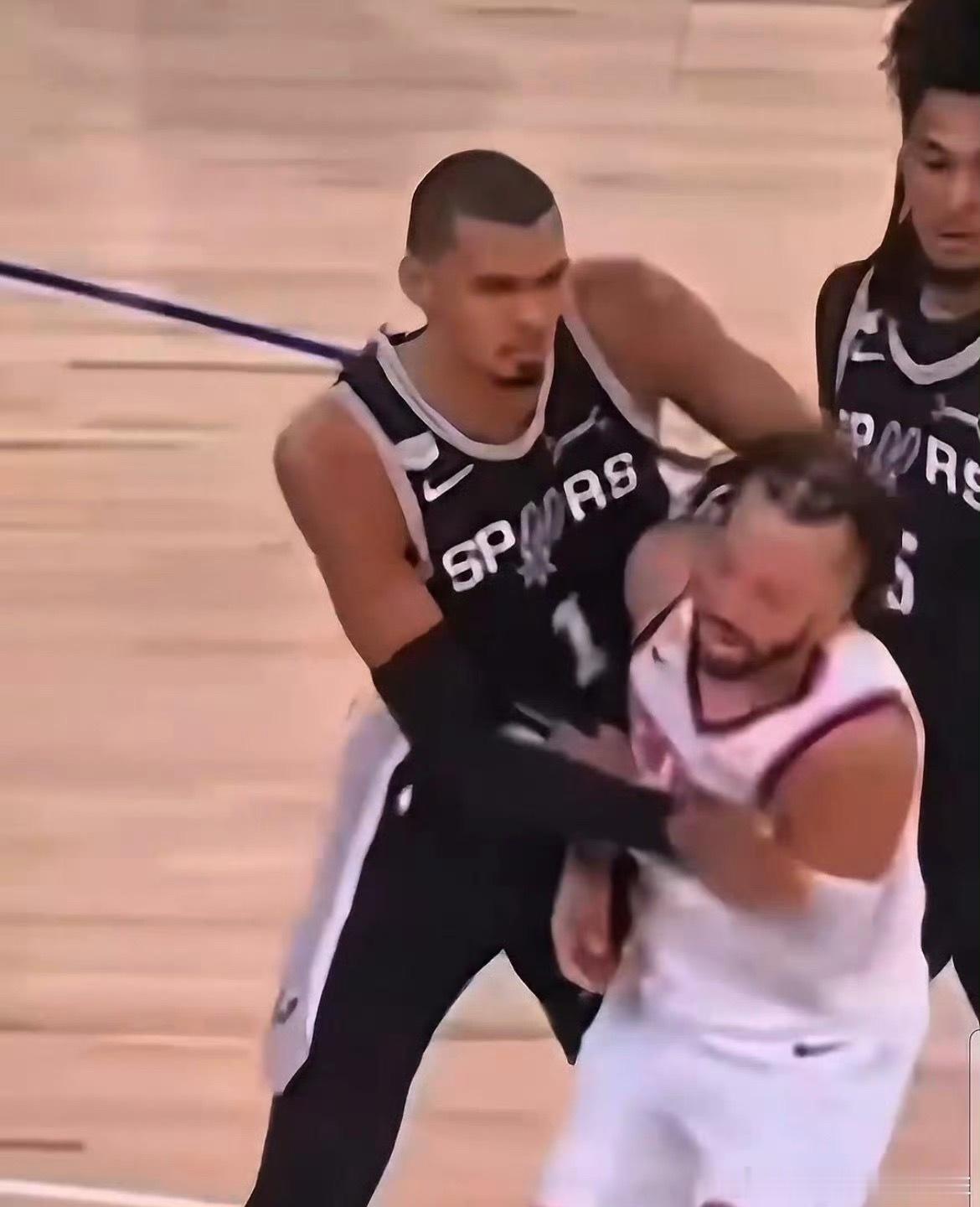 NBA官方已经给出最终定论：文班亚马在总决赛G3推倒布伦森的动作虽然是个漏判，但