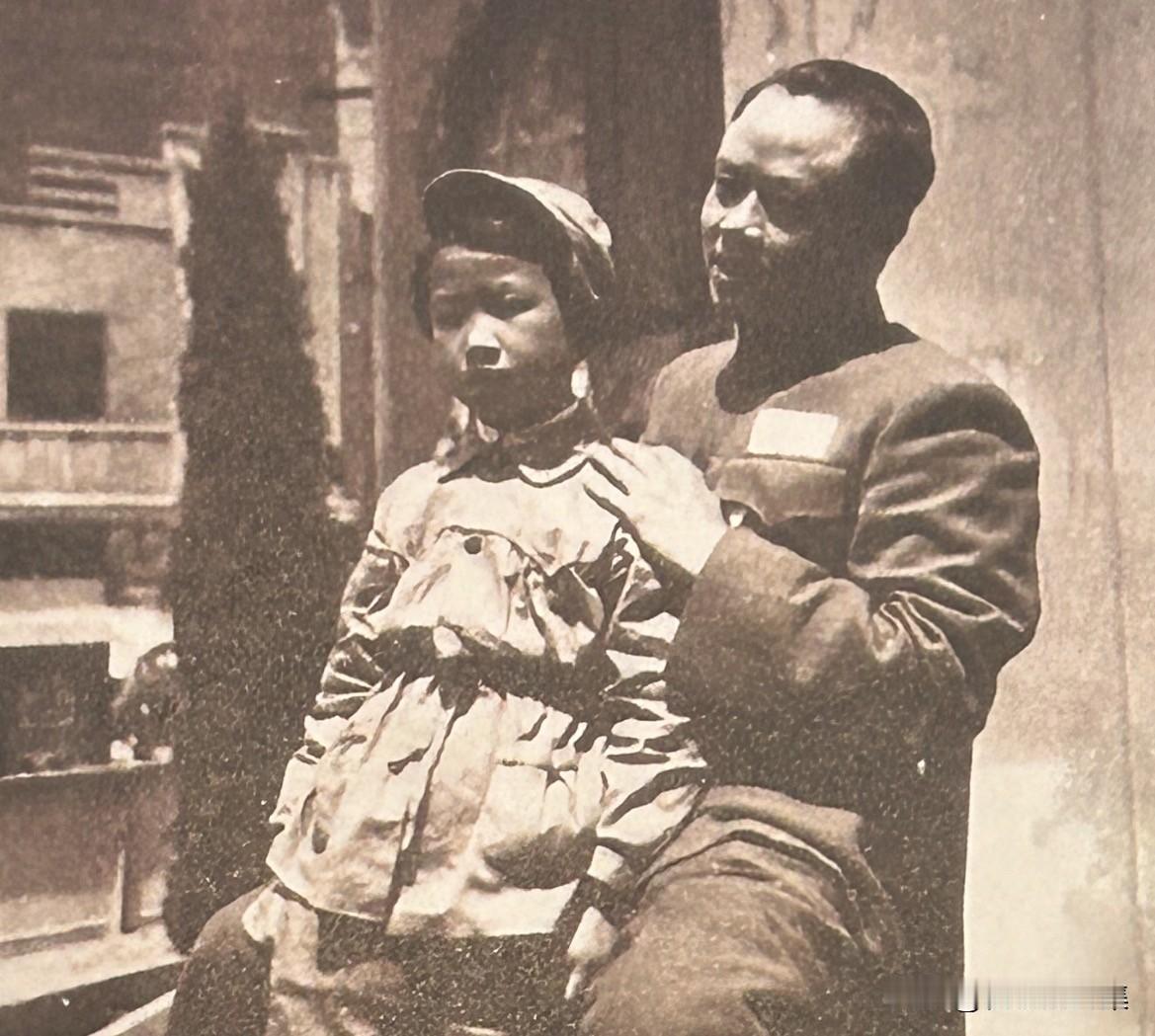 1951年五一国际劳动节，李夫克带着大女儿曼俊在重庆解放碑合影。李曼俊成长于革命