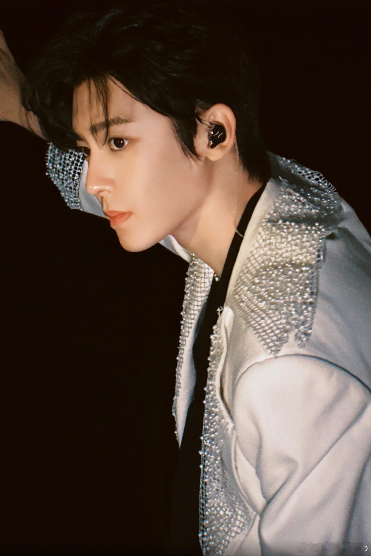 #少年剧就该少年演# 想看侯明昊的上头程度已达上限了[打call] ​​​