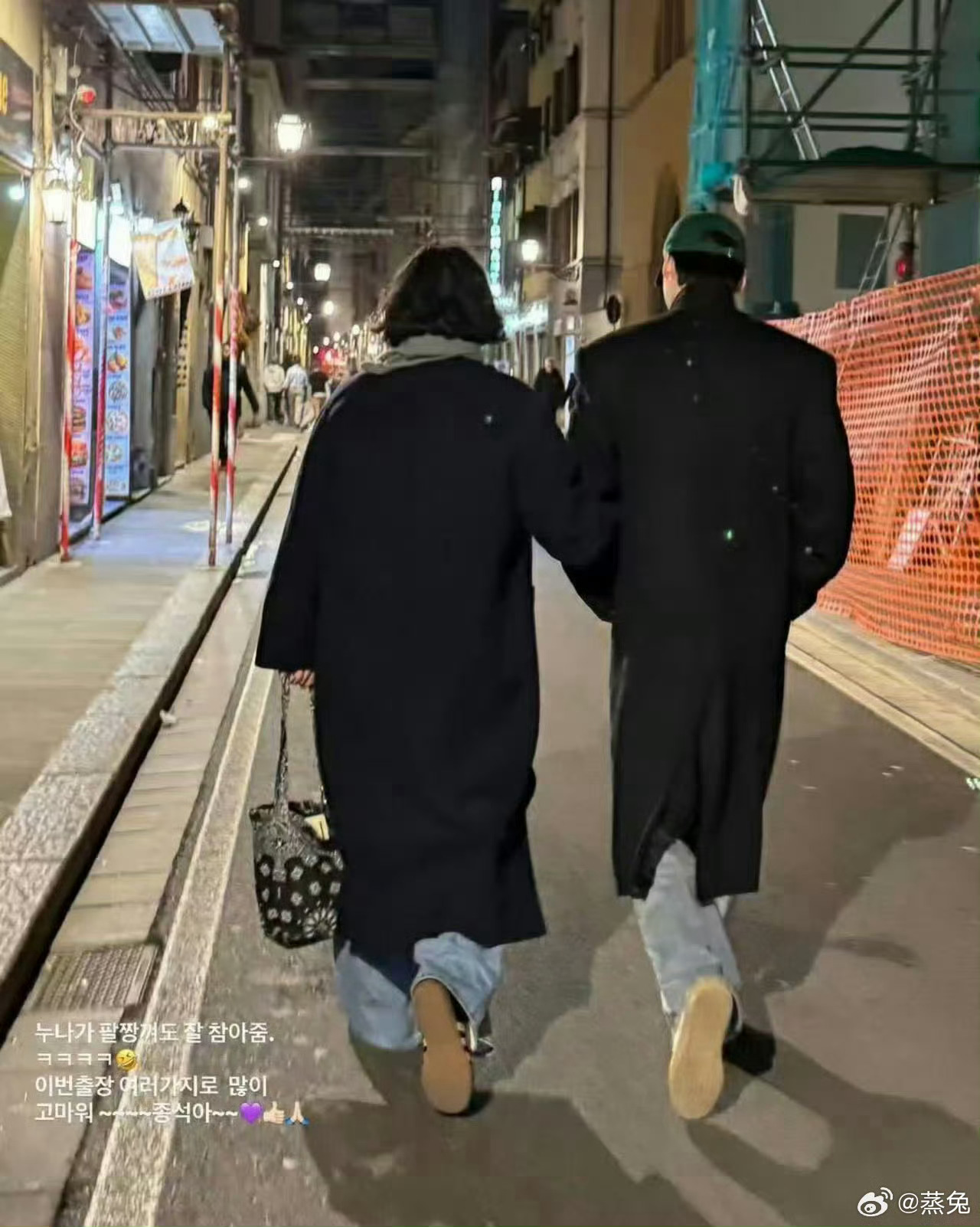 李钟硕恋爱期间与女生双手插兜分手次日流出旧照直接反噬多年痴情营销人设。恋爱存续期