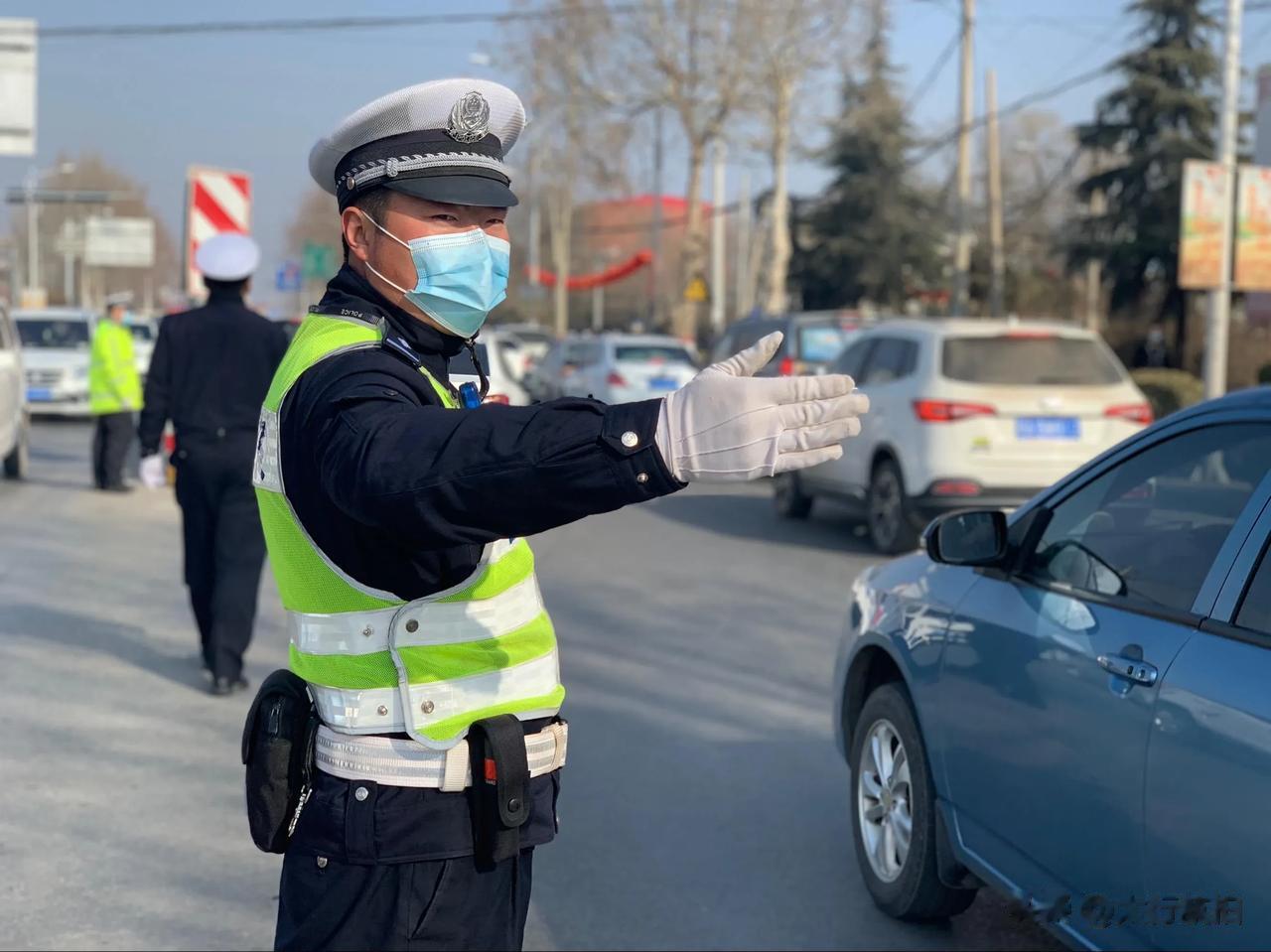 交通民警在人民政府门口值勤，从人民政府出来的车，交通民警要把在路上正常行驶的人民