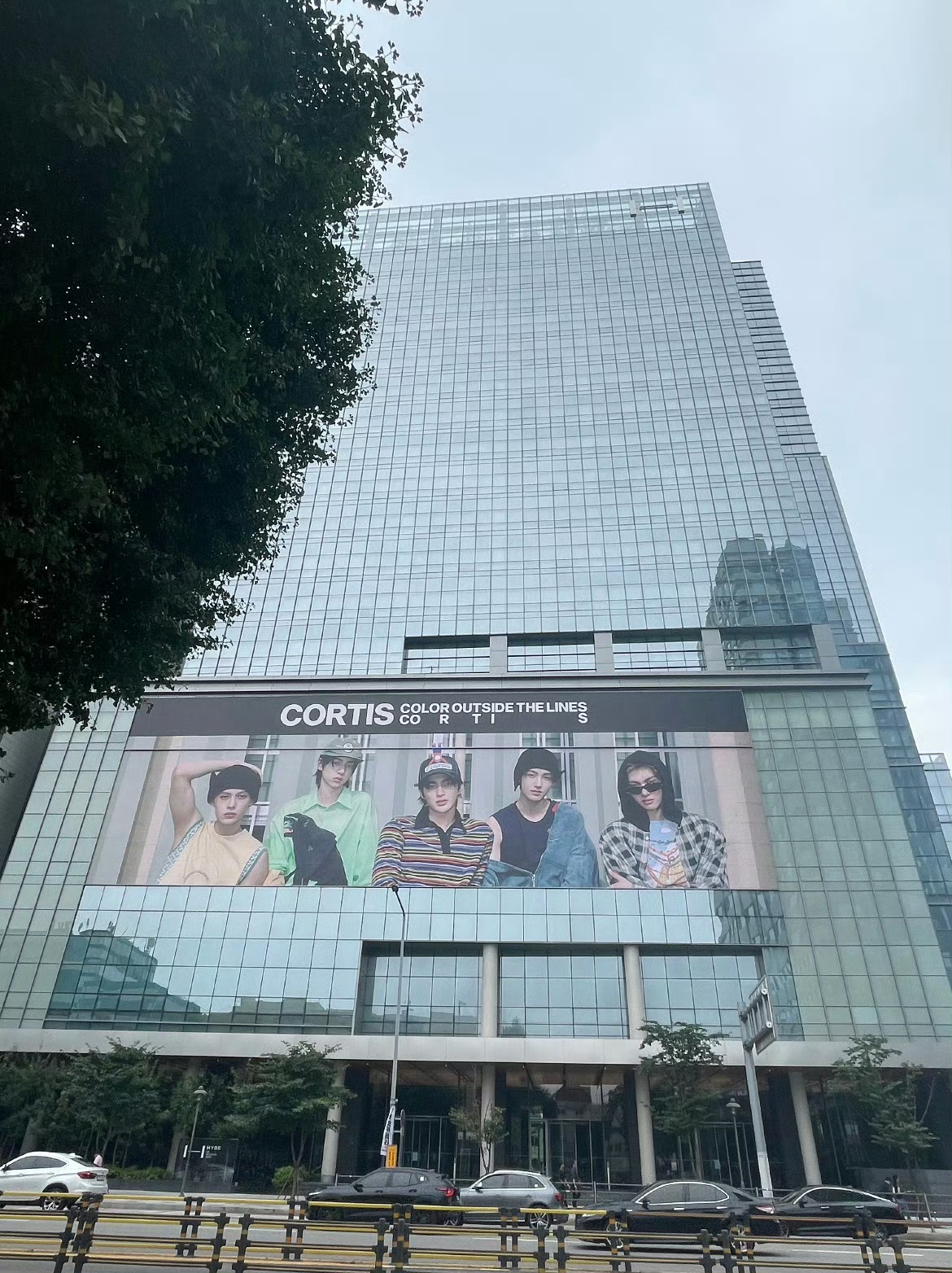 HYBE大楼出现的新男团Cortis的宣传海报✨ ​​​
