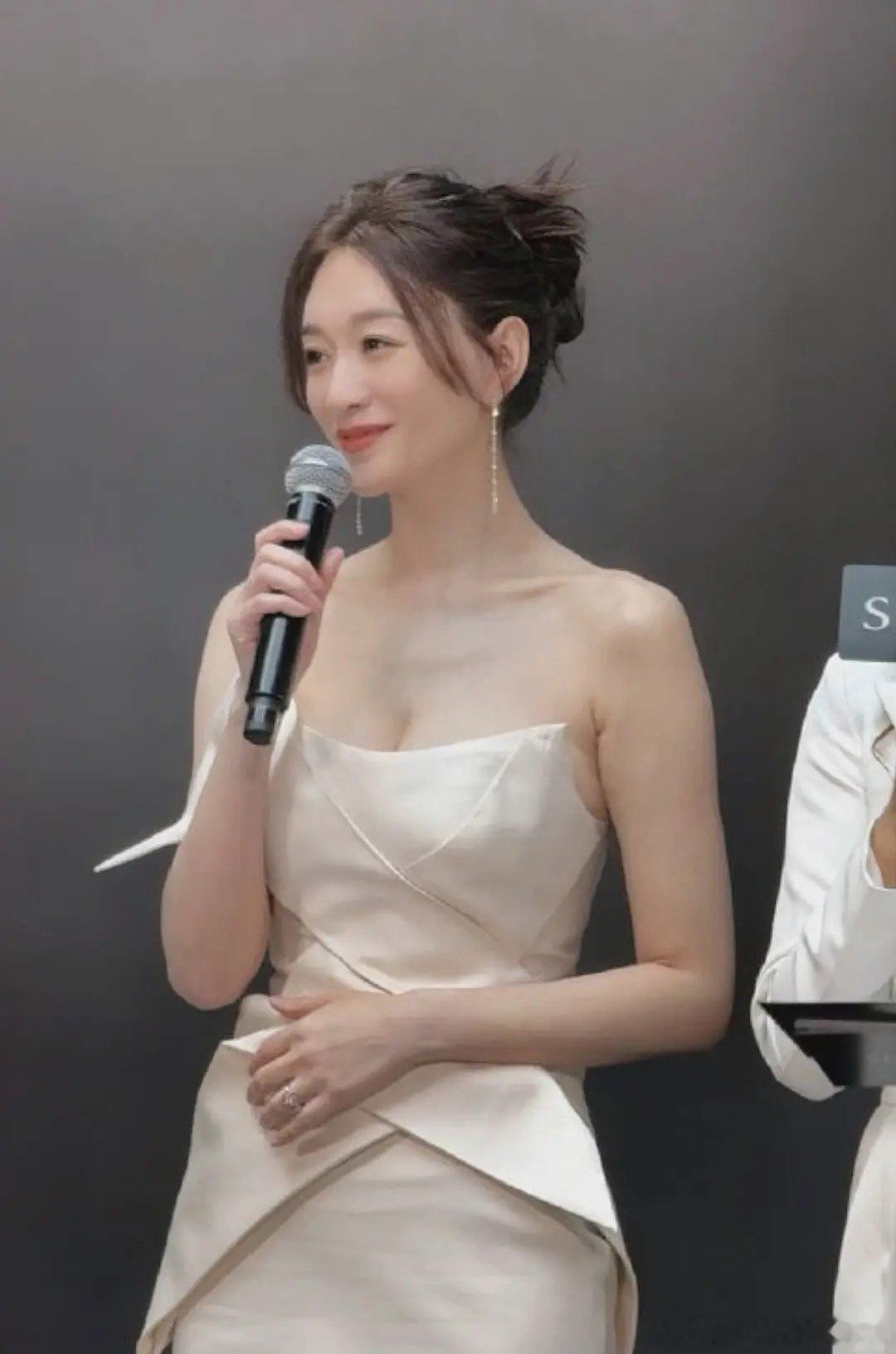 李小冉就是40+女明星保养的top吧 ​​​