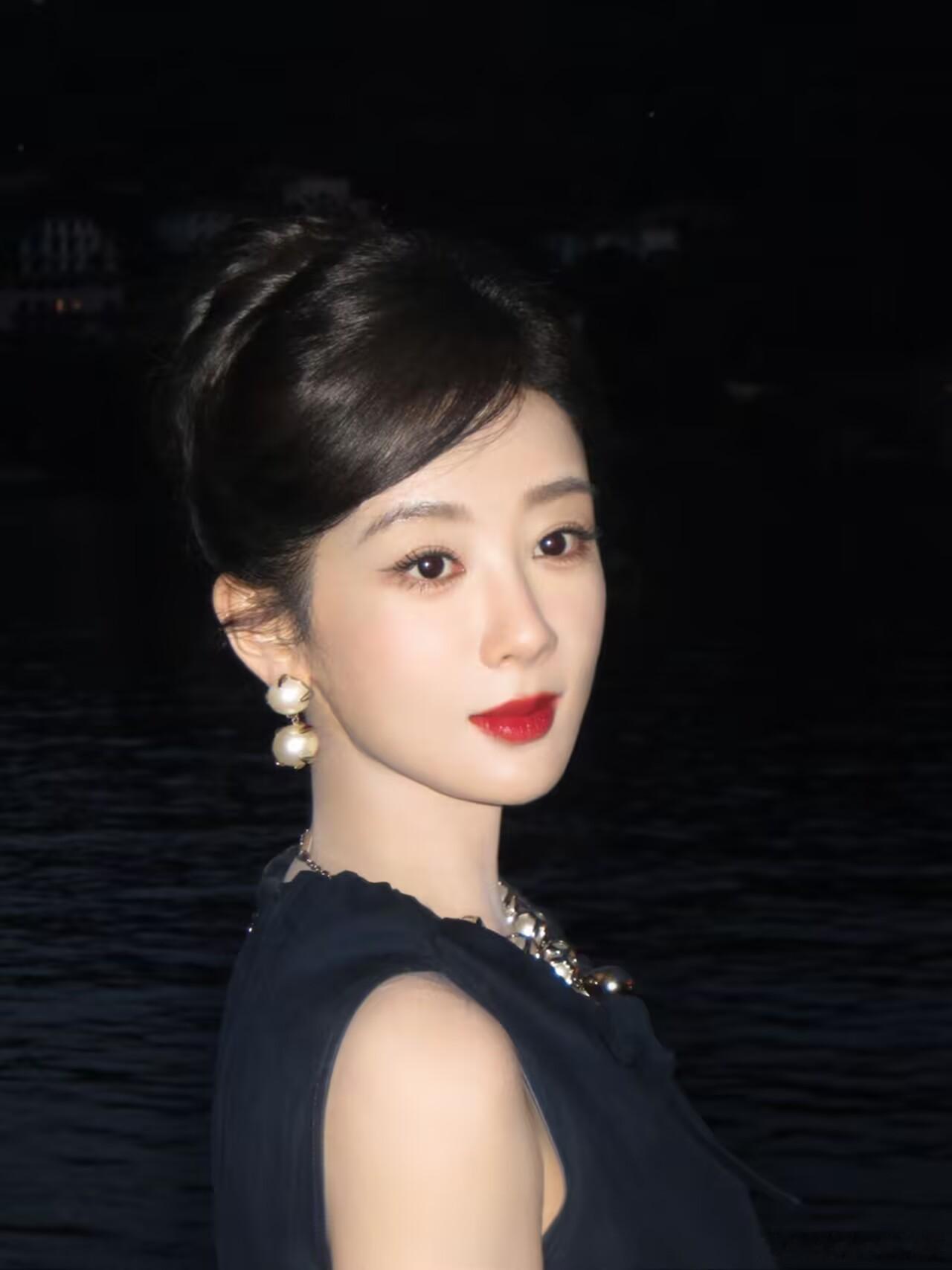 杨紫白玉兰晚宴内场聊耳环好看！ 