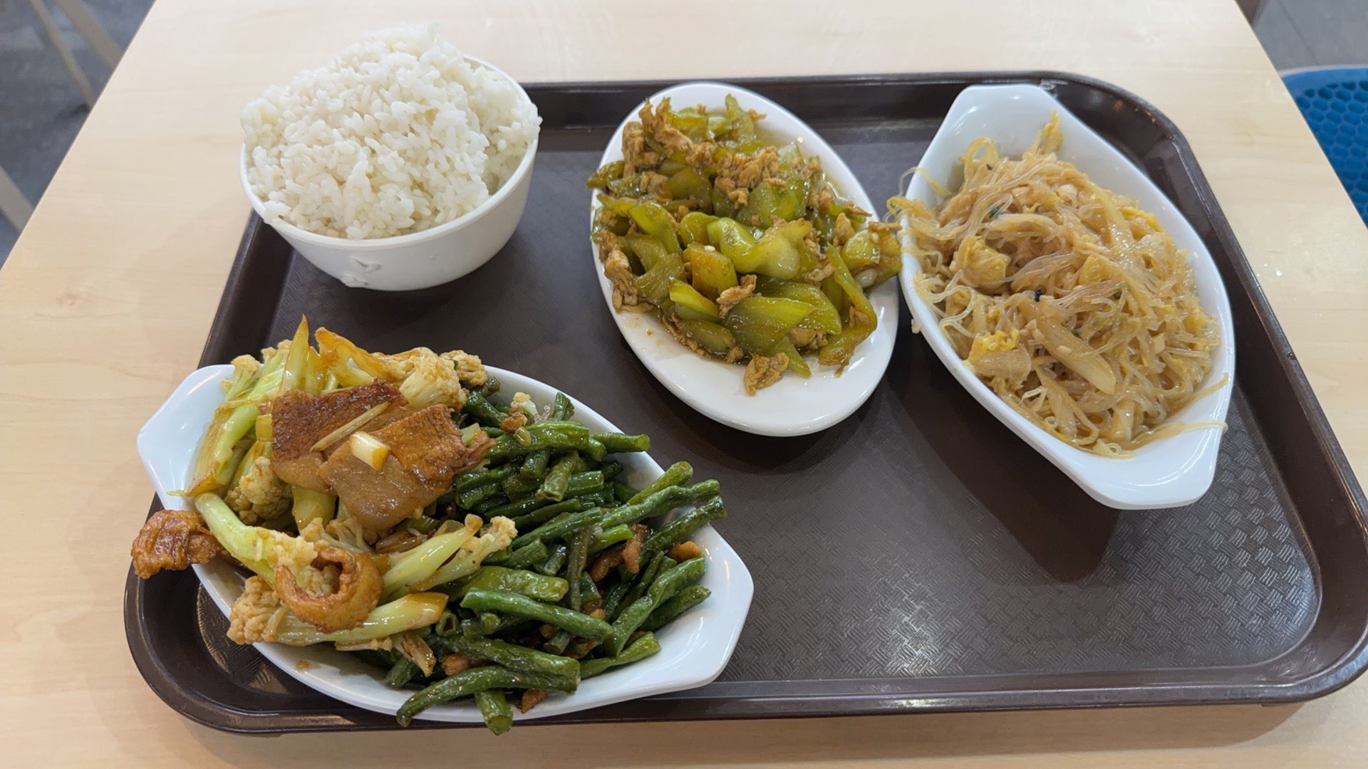 先蹭一顿保时捷门店的免费午餐，感觉咋样？[笑cry] ​​​