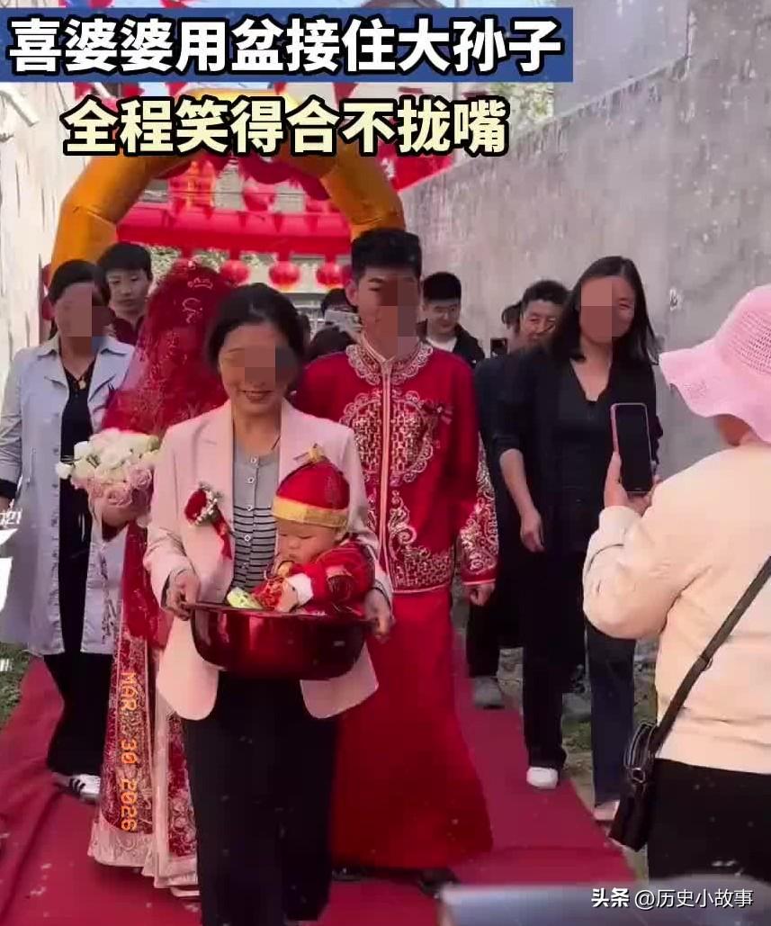 陕西一新娘结婚时带着刚满月侄子出嫁，这孩子父亲因公牺牲，孩子母亲受不了打击，郁郁