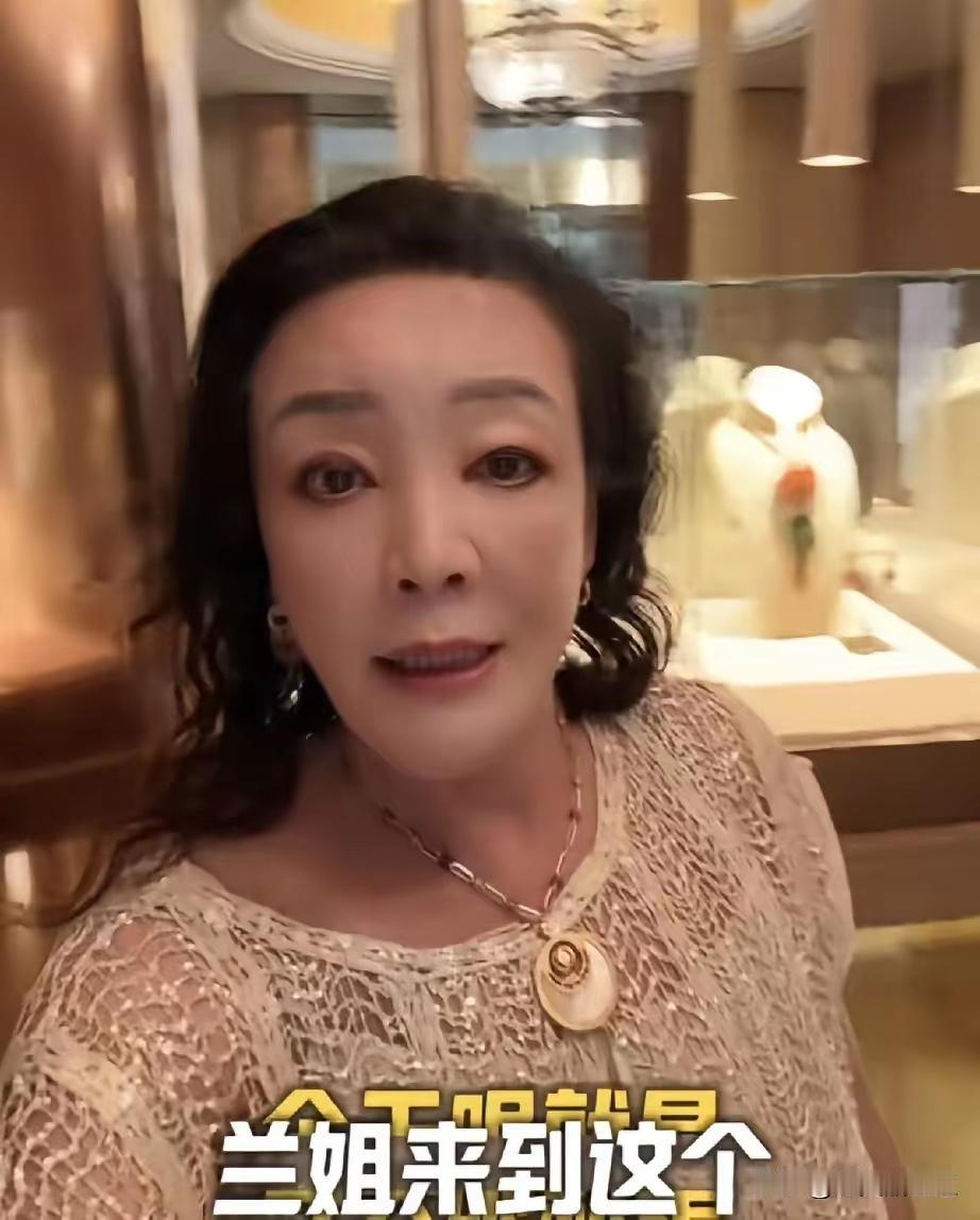兰姐优秀吗？曾经很优秀，现在呢？现在做直播，被骂太多，她自己已经不在乎了，必须为