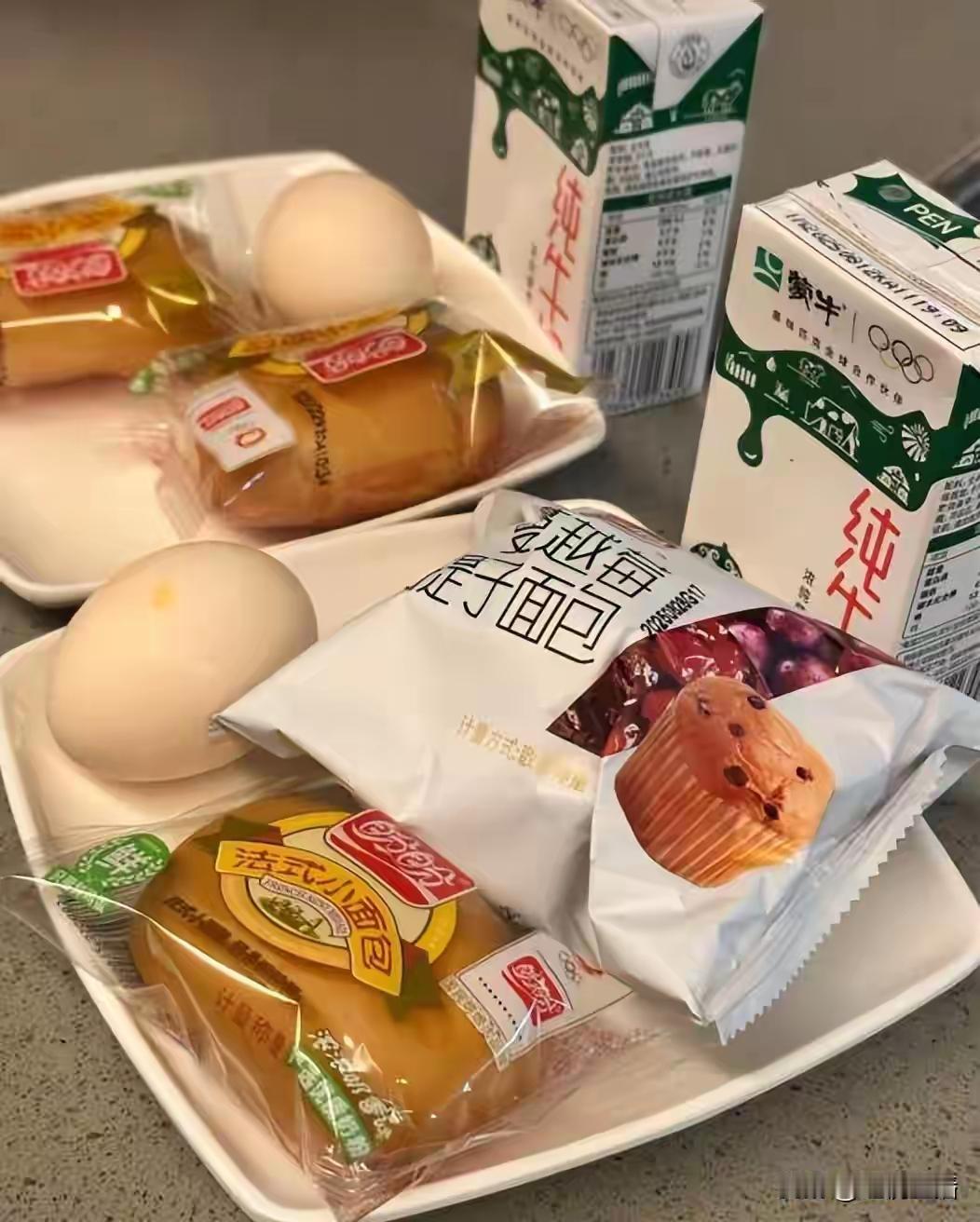 近日，有网友发文称，自己在海底捞北京西铁营万达店免费过夜，次日早上还收到了商家提