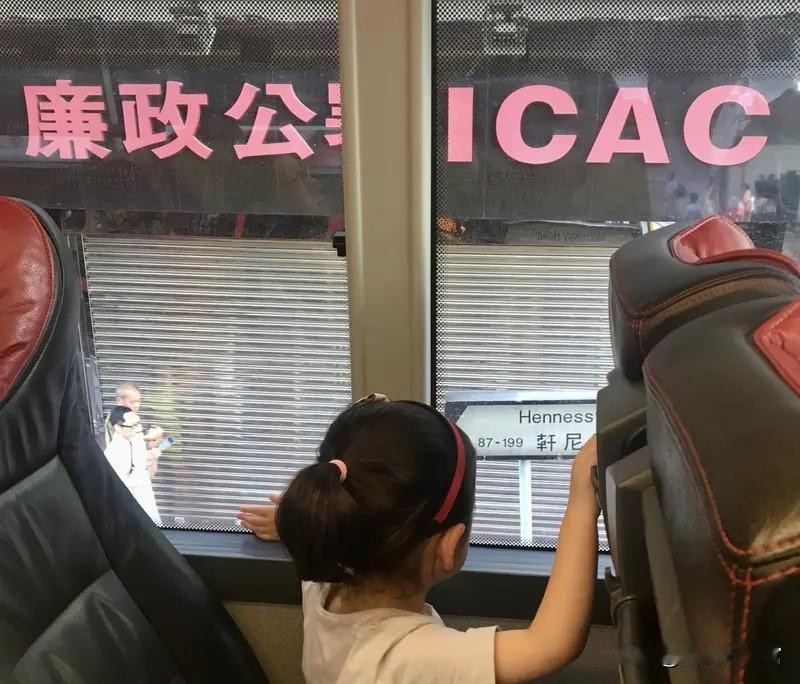 香港掌掴女童案明日开庭！终于等到新进展！
整件事看得人气愤，原本只是小孩间的小摩