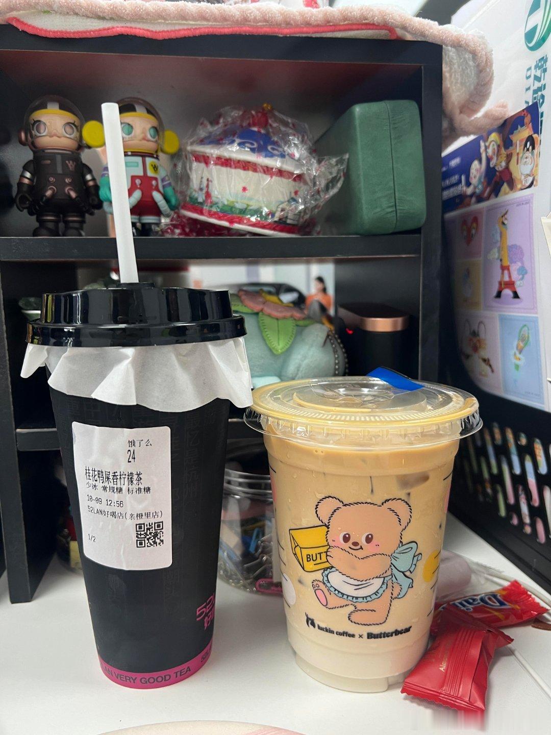 当你拥有一个超级志同道合的同事搭子就意味着桌上有永远吃不完的零食奶茶可爱小玩意儿