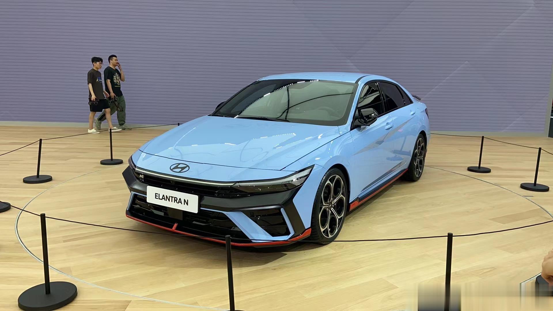 关于伊兰特N1.进入国内的是中期改款，前脸和轮毂不一样。2.价格没发布。 ​​​