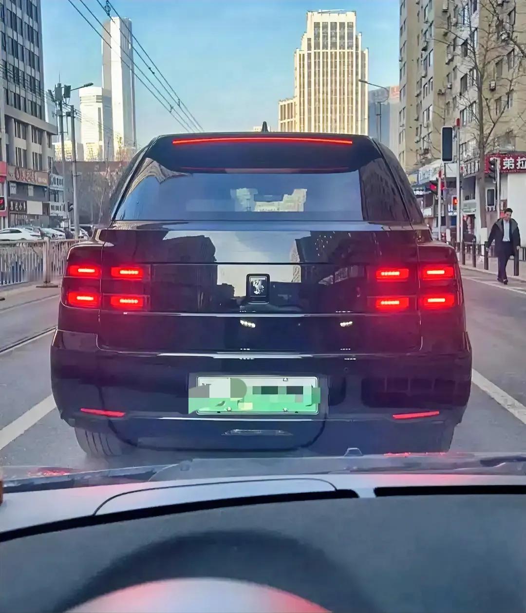 我这运气不得了，上午偶遇落地价超过300万的丰田世极，下午偶遇60万级的理想ME