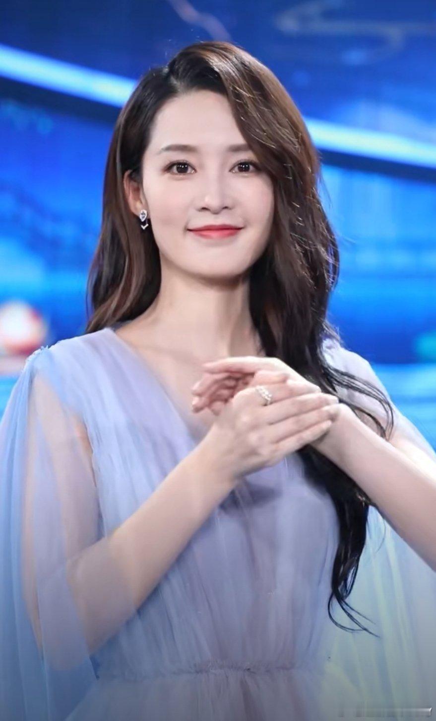 李沁把Prada穿出文艺高智感李沁四登时装五月双封面 《时装》五月双封面的李沁，