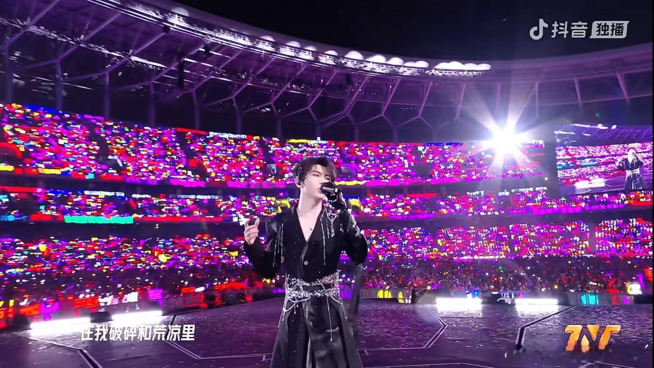 马嘉祺夏宫solo舞台 沉浸式回味夏宫solo舞台越听越上头，马嘉祺把歌曲的意境