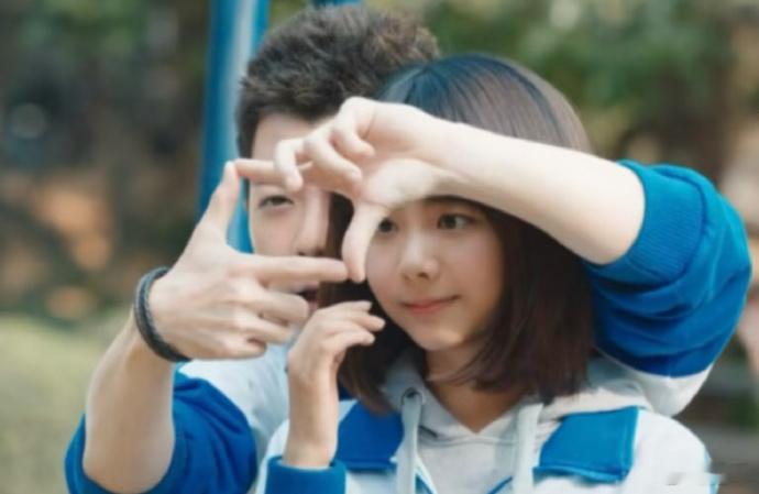 谭松韵是黄子弘凡义父的白月光黄子弘凡那可是你义父的白月光啊 我现在看这个舞台满脑