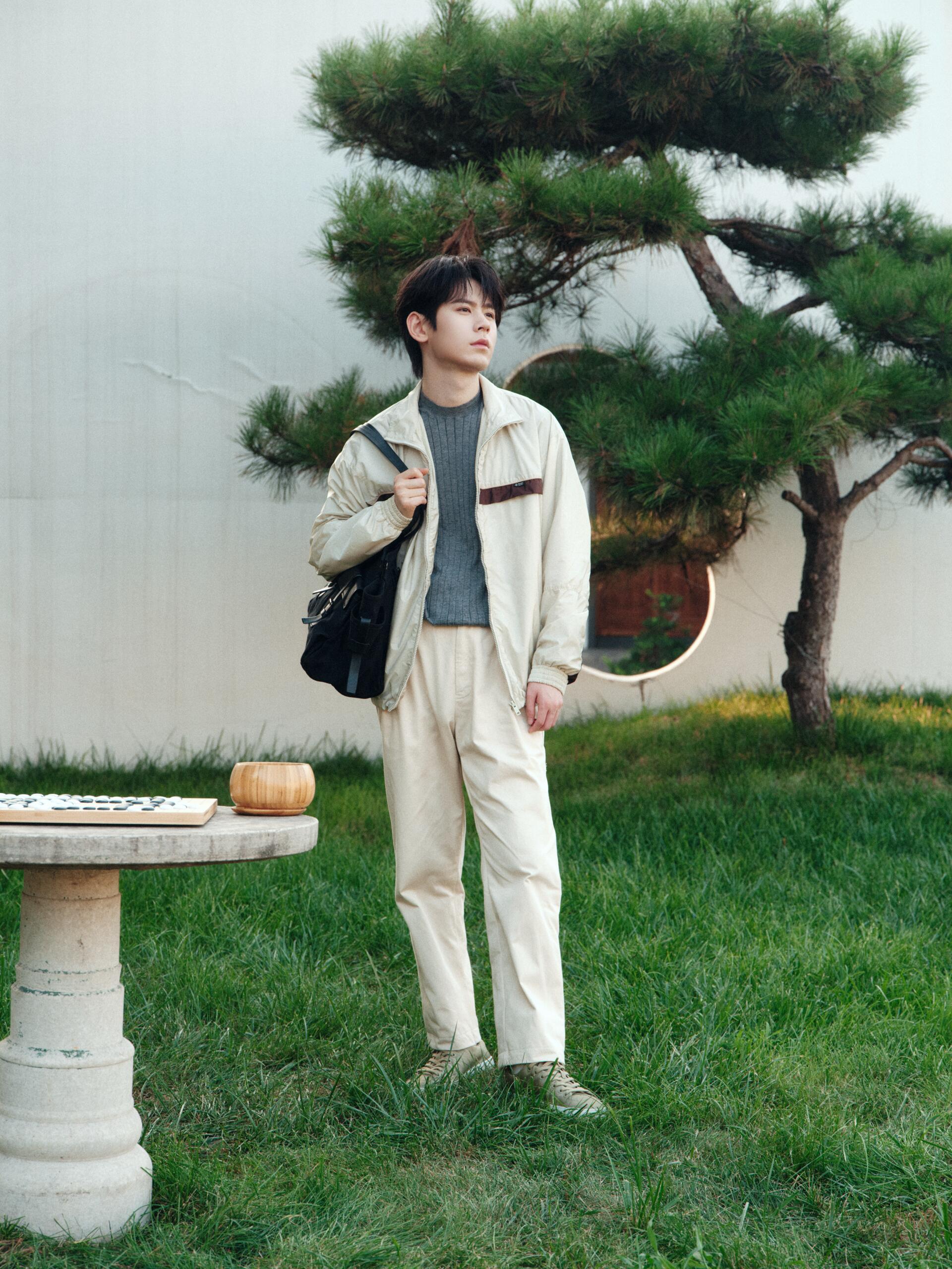 惊喜的合作哦  ～  电竞选手无畏出镜 Prada 宣传新片 ，扛起行业门面形象