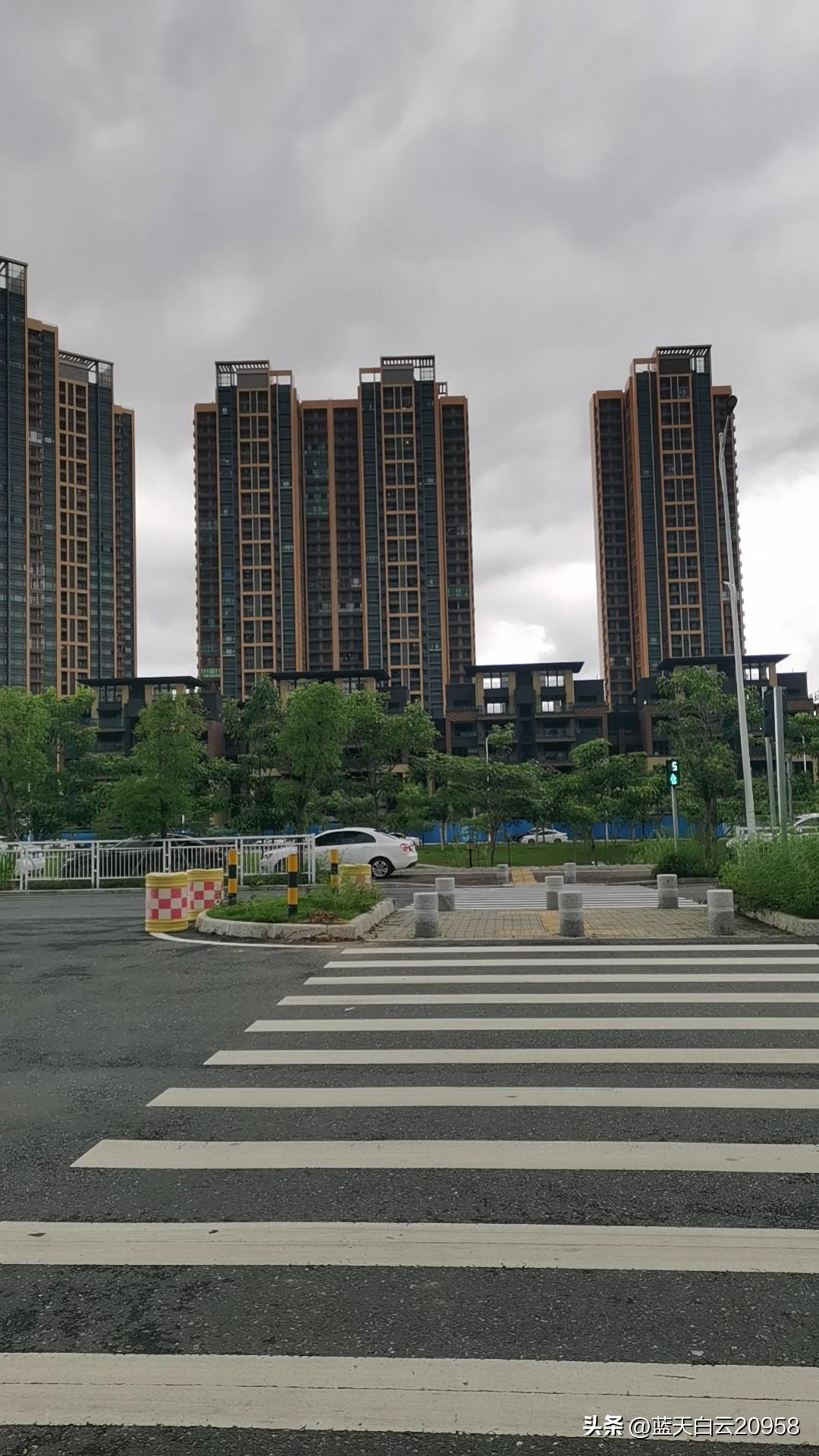 村里有个男人，因为家里穷，心不甘情不愿的娶了个丑老婆，他不肯娶，但他父母说，咱家