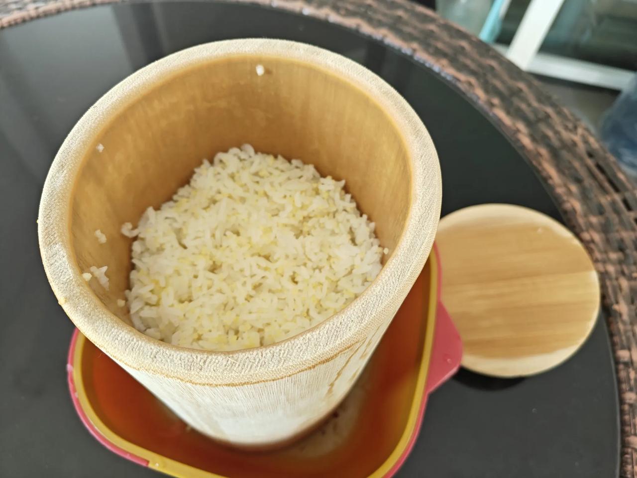 我吃竹筒饭头一次还是在浙江奉化，一家小饭店，竹筒饭不要钱，只要你点了菜，要了酒，