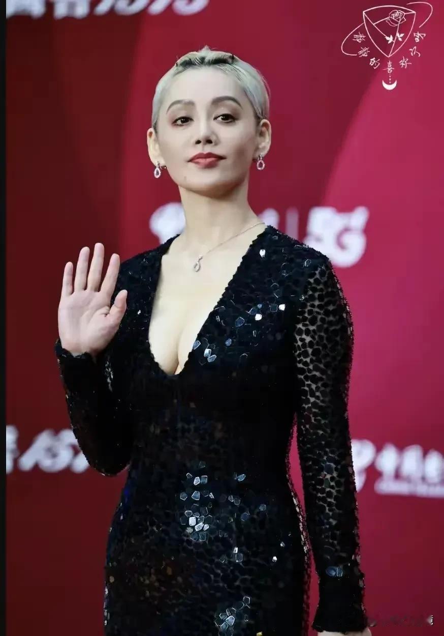 真不敢相信这个女明星52岁了，看起来就像20多30岁的样子，丝毫感觉得不到她的衰
