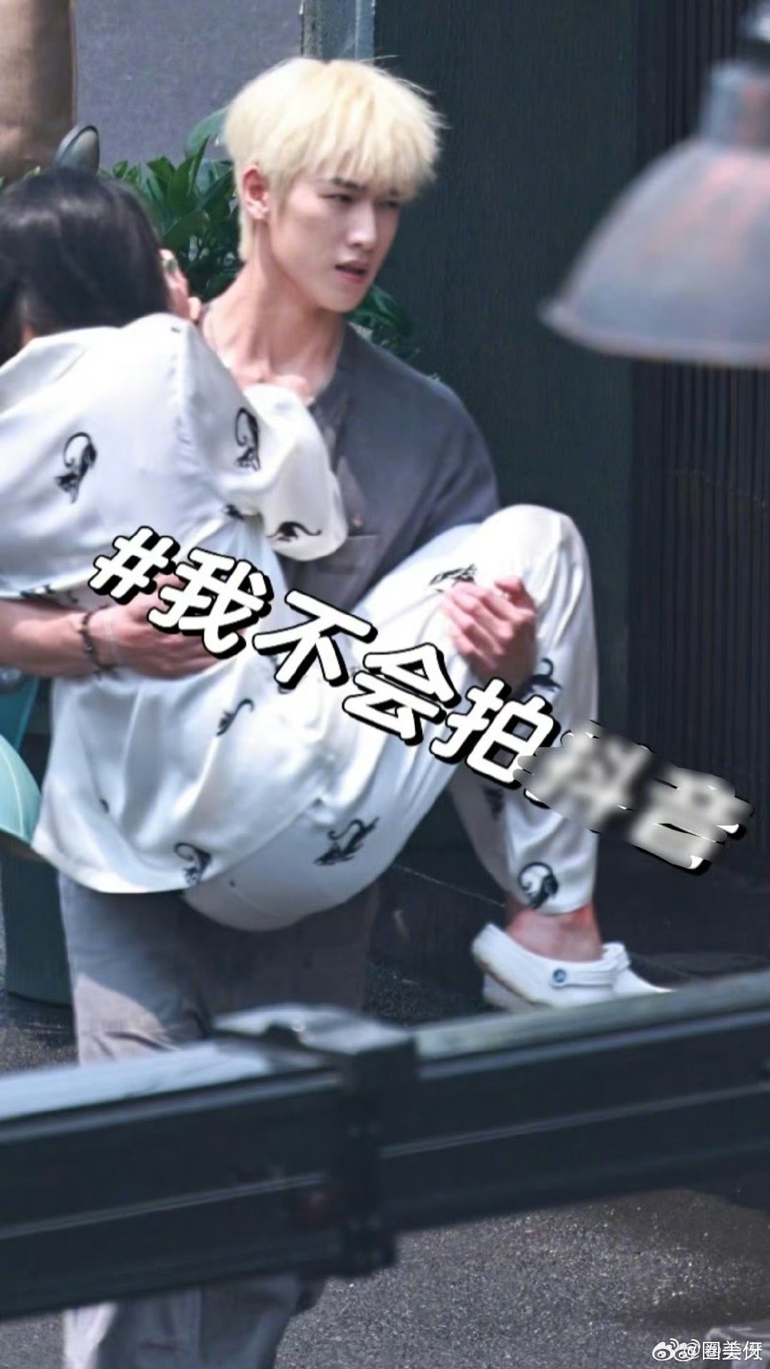 关晓彤分手后事业蒸蒸日上了，我发现她和183的男艺人搭才看着娇小一点，不过李昀锐
