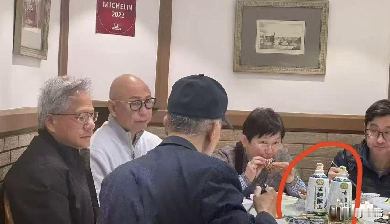 英伟达(NVDA)创始人黄仁勋，刚到上海参加英伟达中国公司年会，白天逛乳山路菜市