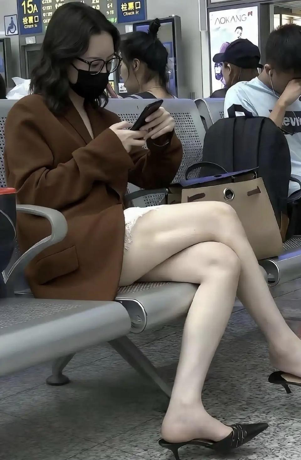 广播里循环着晚点通知的时候，林知夏把高跟鞋蹬到了脚边。

凉丝丝的瓷砖贴着脚心，